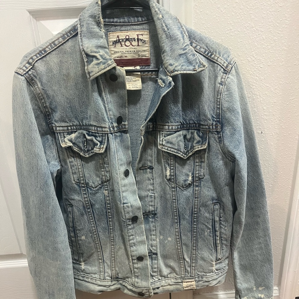Abercrombie and Fitch, size S in men’s or large in women’s.